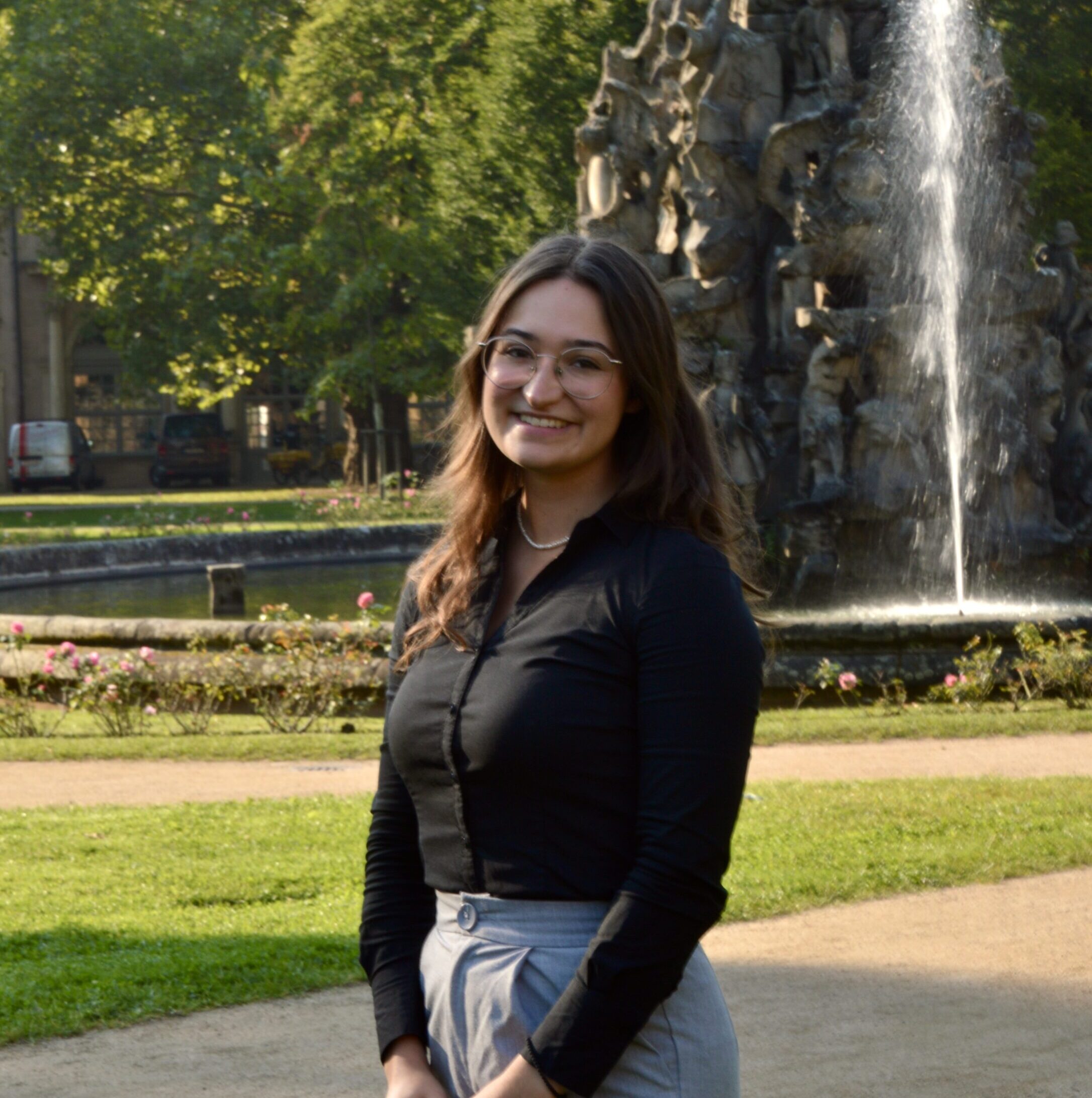 Nathalie Schneider at the Schlosspark in Erlangen in front of the fountain