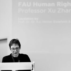 Prof. Dr. Eva Pils delivers the laudation for the awardee. (Image: FAU CHREN)