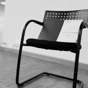 The symbolic empty chair of the laureate. (Image: FAU CHREN)