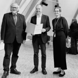 From left to right: Prof. Dr. Dr. h.c. Heiner Bielefeldt, VP People Prof. Dr. Andreas Hirsch, Prof. Dr. Eva Pils (Image: FAU CHREN)