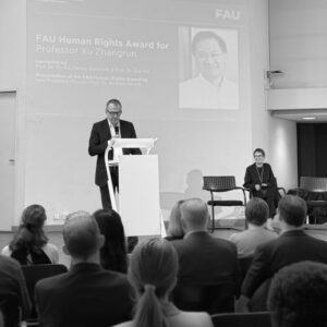 FAU Vice President (People) Prof. Dr. Andreas Hirsch delivers the speech for laureate Xu. (Image: FAU CHREN)